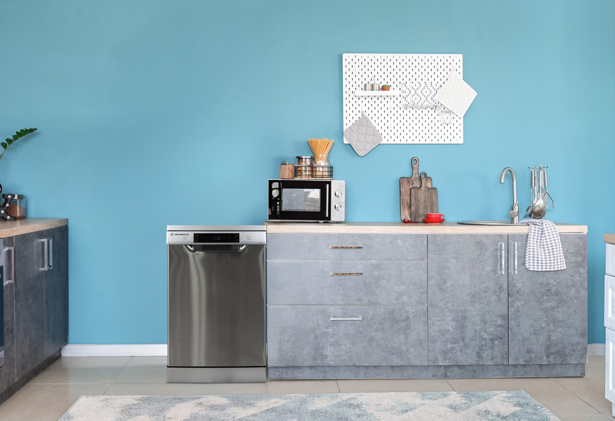 Απεικονίζεται το πλυντήριο σε κουζίνα.